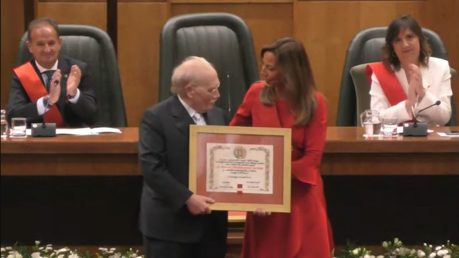 Entrega de medallas y distinciones de la ciudad. HA