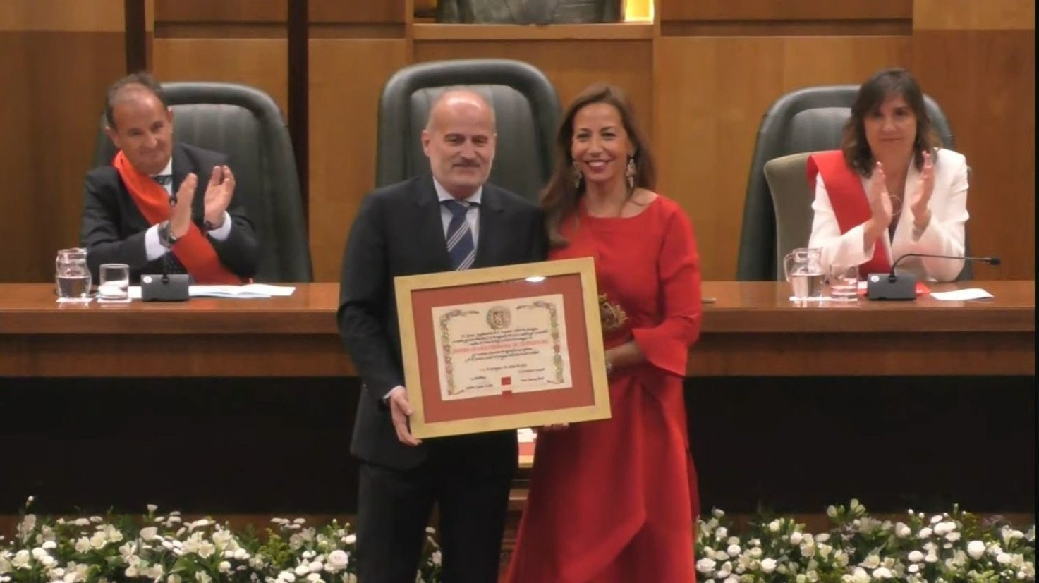 Entrega de medallas y distinciones de la ciudad. HA