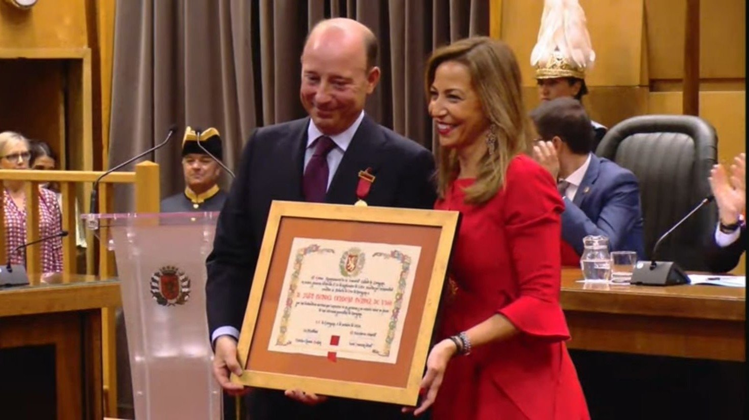 Entrega de medallas y distinciones de la ciudad. HA