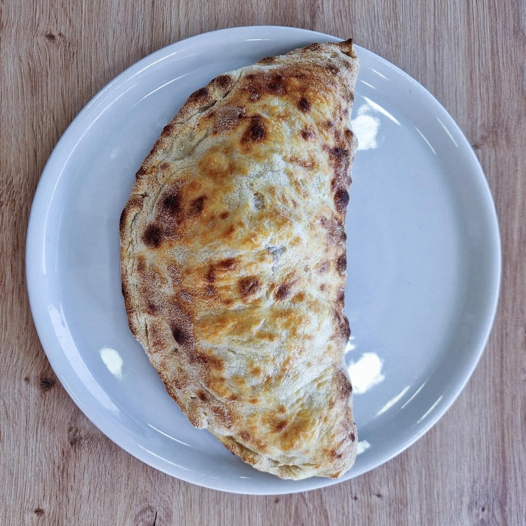 Además de pizzas, en 22.2 Gradi hay propuestas como los calzones variados / 22.2 Gradi