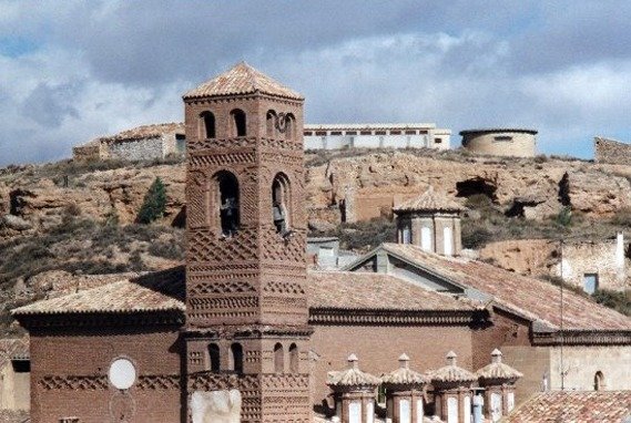 La torre mudéjar de Nuestra Señora de la Piedad domina el pueblo / Arbir Malena