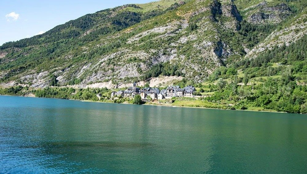 Lanuza, a orillas del embalse / Asociación Lanuza Foratata