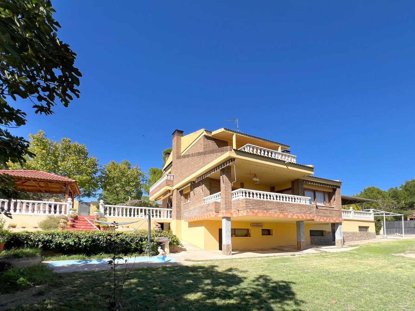 Chalet en Las Lomas, de tres plantas / IndiQa