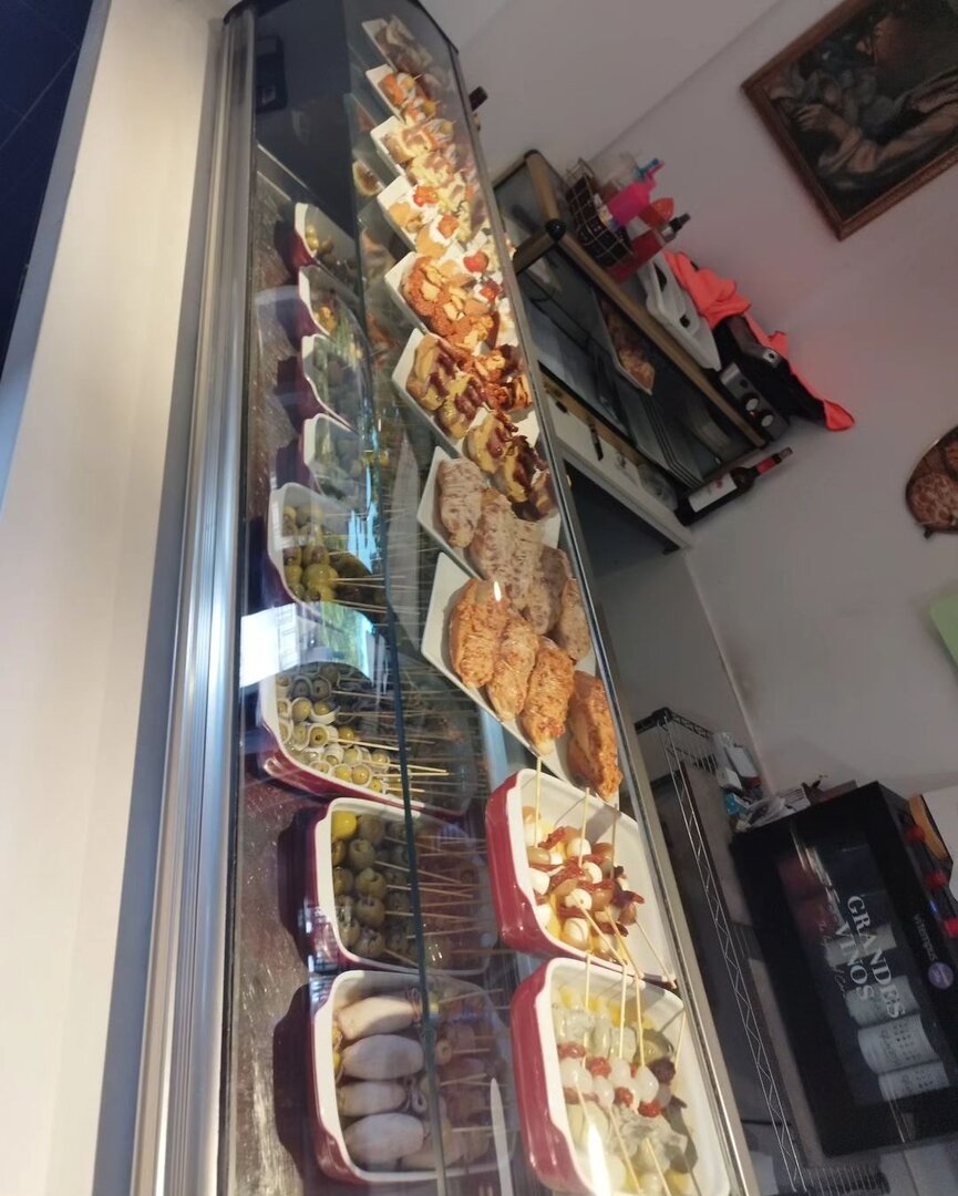 La barra siempre está repleta para el vermut / Gilda