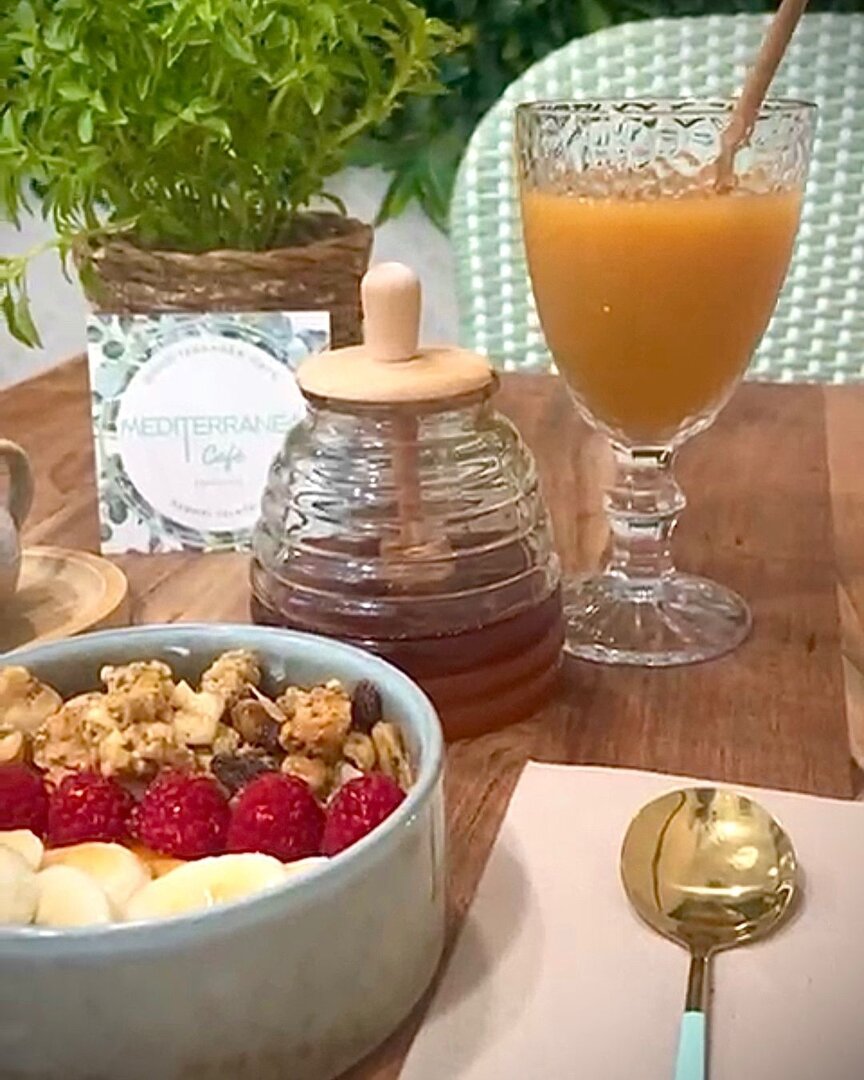 Granolas, con yogurt griego, fruta natural , granola con frutos secos y miel / Maditerránea Café
