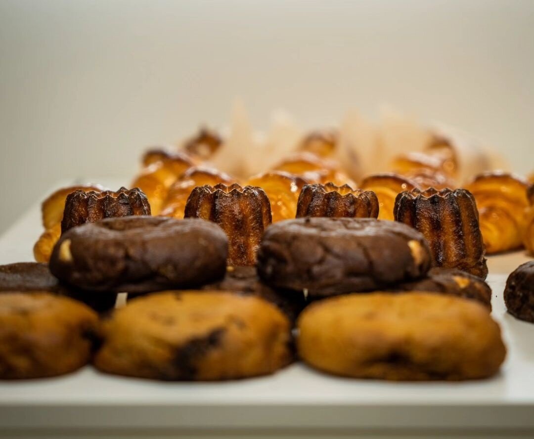 Las cookies y los canelés son parte de la oferta gastro de estos cafés / Matisse