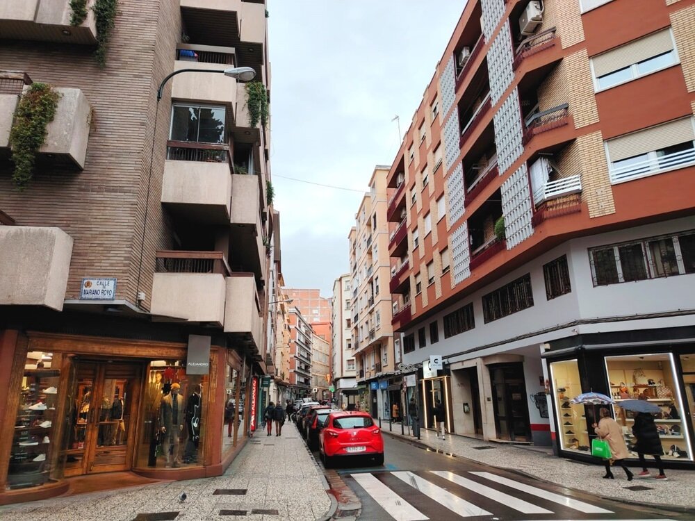 La calle está repleta de pequeñas tiendas de distintos sectores / HA