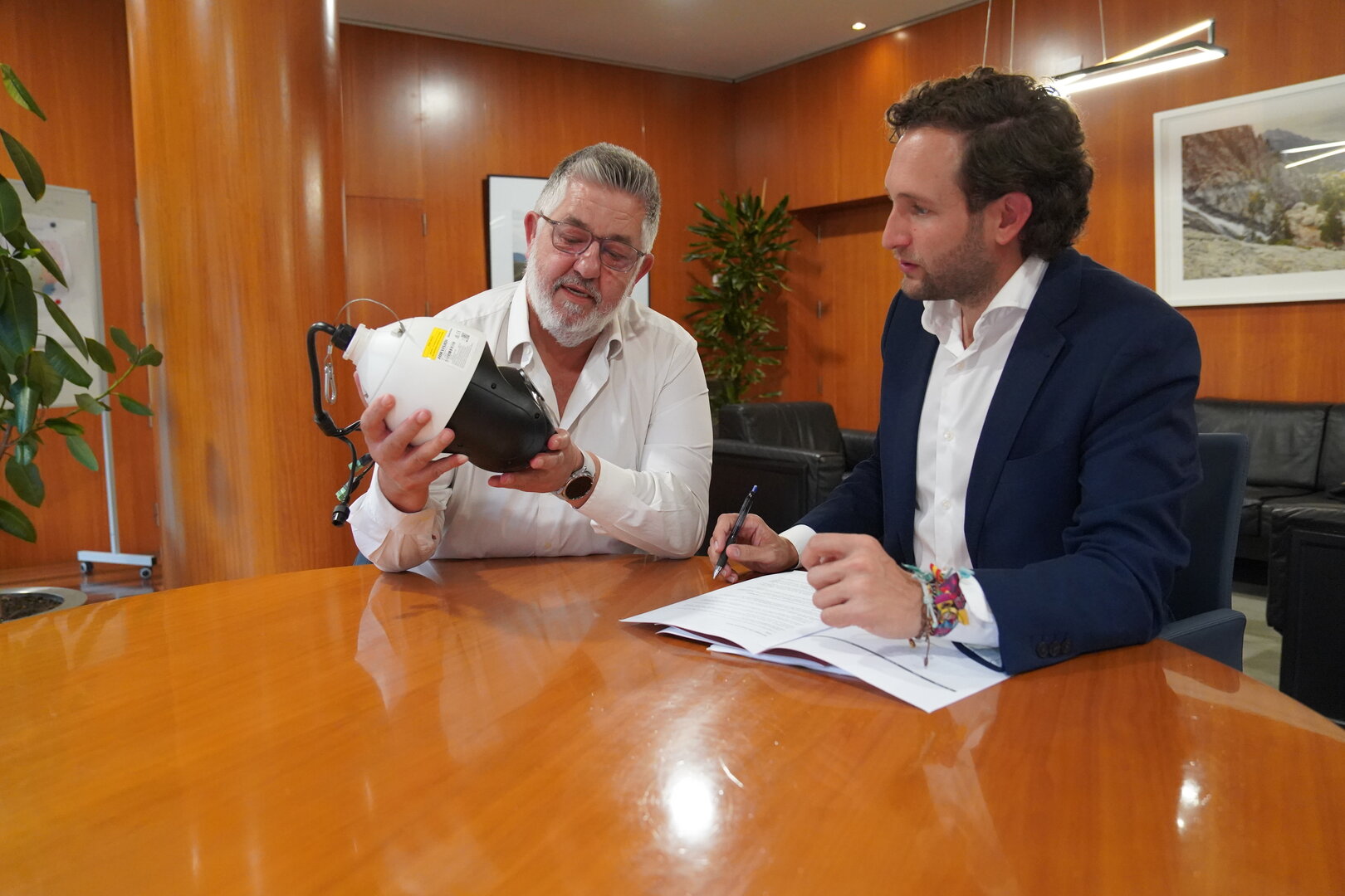 Isaac Claver, presidente de DPH (derecha) y Pedro Suñén, alcalde de Alcubierre. / DPH