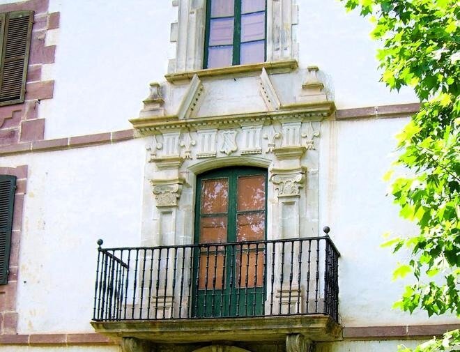 El edificio fue edificado en un sobrio estilo barroco / Lançois Doval