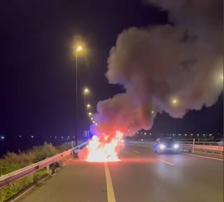 Imagen del coche incendiado en la Z-40 de Zaragoza. HA