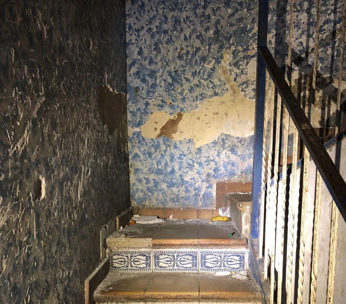 Imagen de las escaleras del interior del edificio en la calle Pignatelli desalojado el pasado viernes/ H.A.