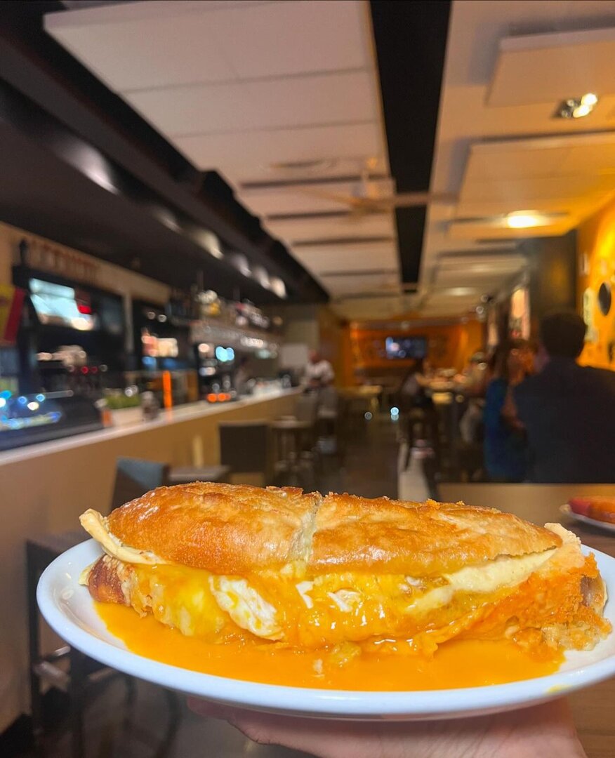 Bocadillos de quesos coronado por huevo frito / El Catorce