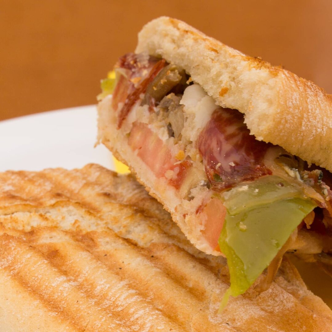 Bocadillo de Paleta ibérica,setas al ajillo,láminas de tomate pimiento verde ,migas de rulo de cabra y aceite de oliva virgen / El Renacimiento