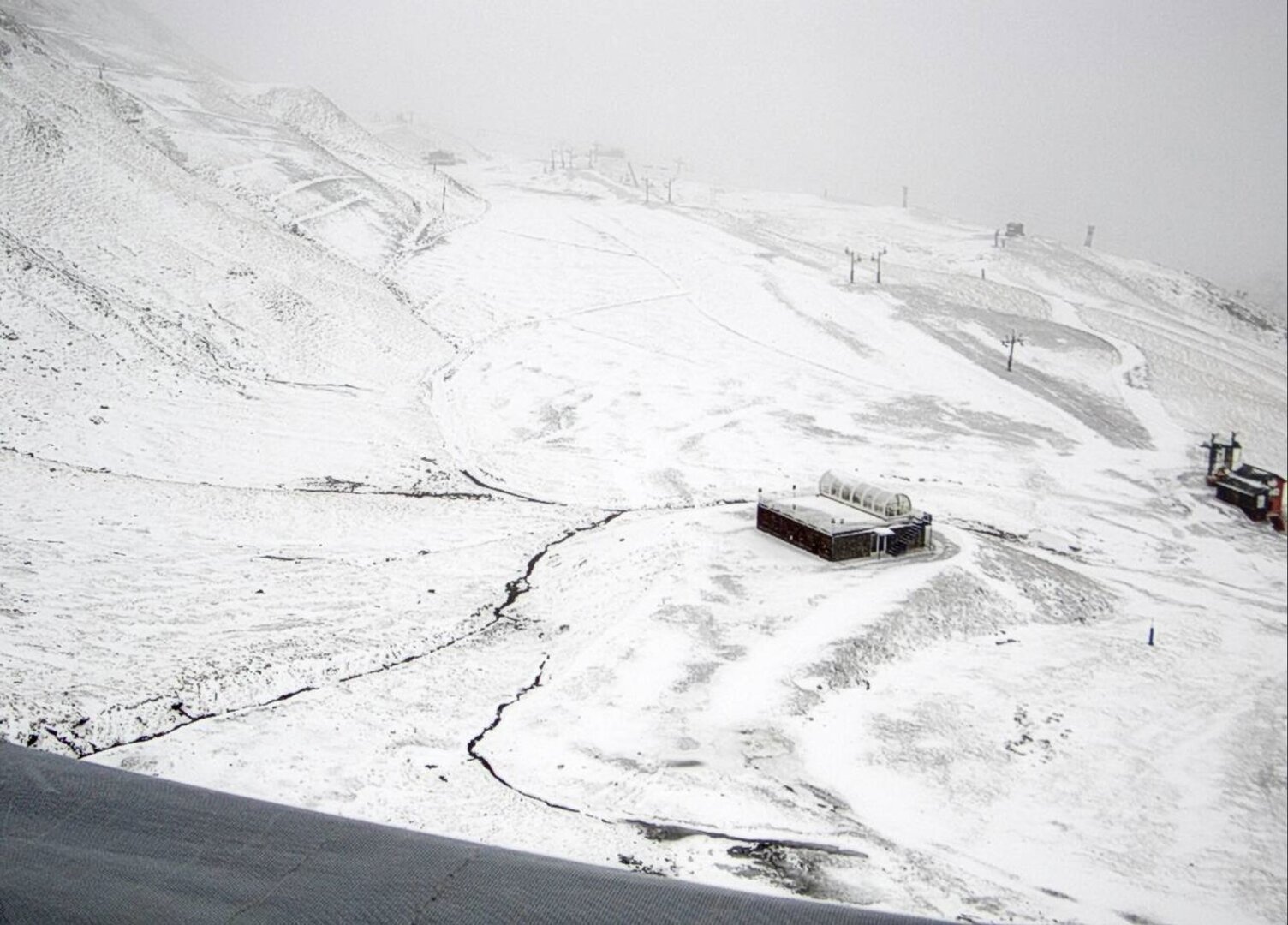 Astún también ha amanecido con nieve