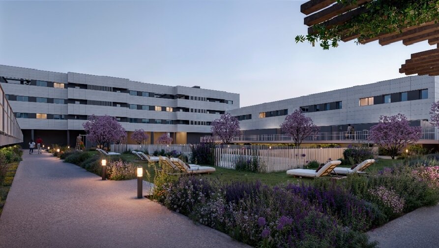 El residencial ofrece un extenso jardín perfecto para relajarse / Castillo Balduz