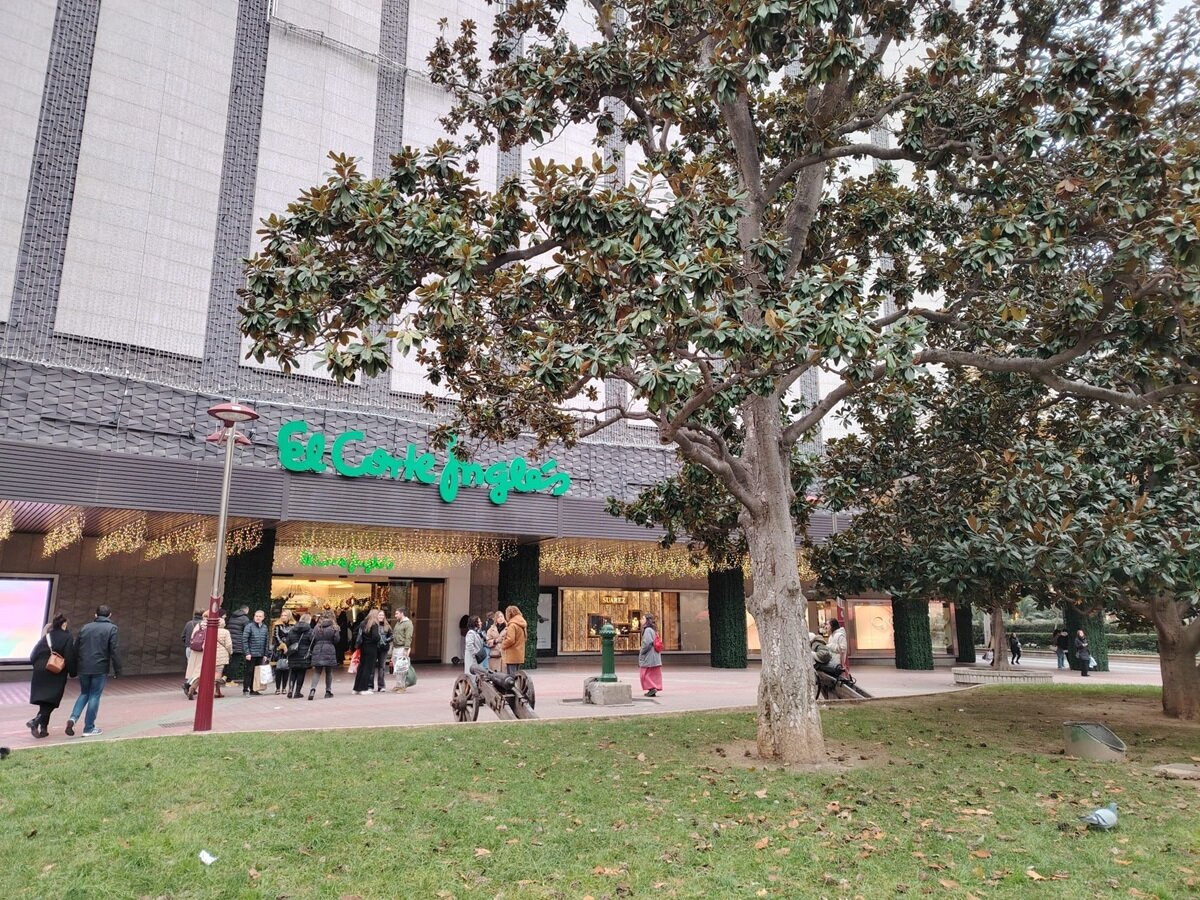Desde la inauguración de El Corte Inglés en los años 80 su puerta principal es punto de quedada de varias generaciones de zaragozanos / HA