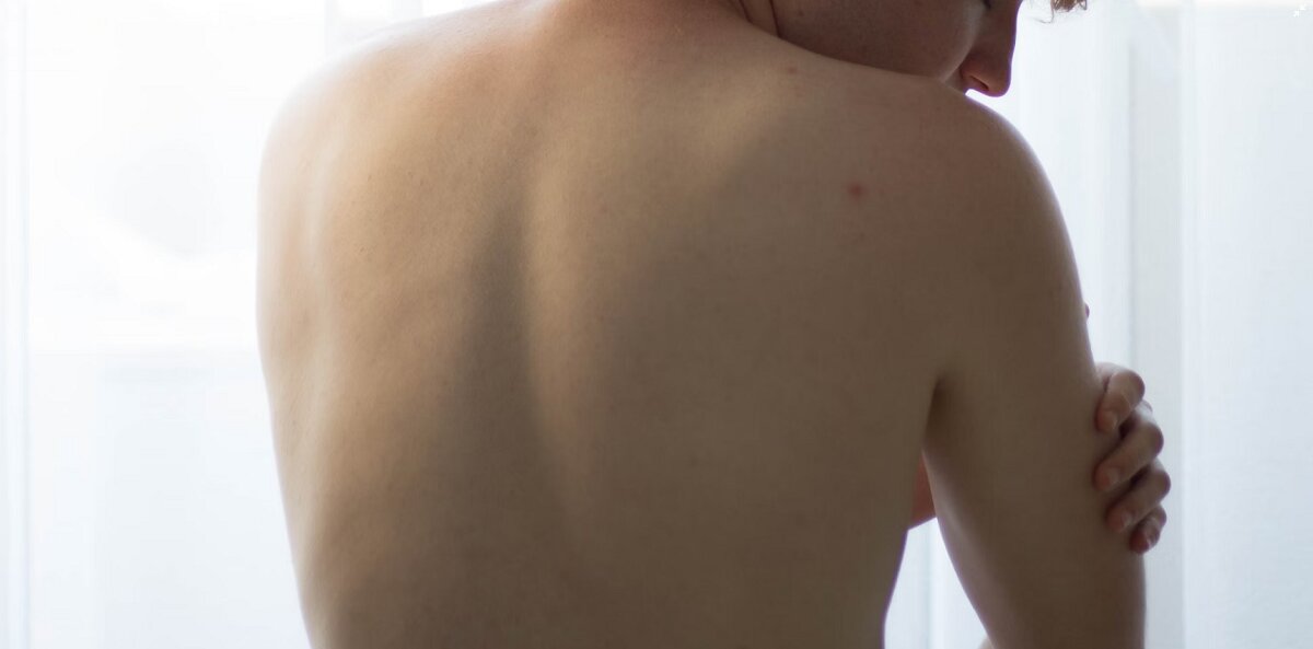 El dolor asociado al DOMS suele ser generalizado, afecta grandes grupos musculares y aparece de forma gradual.