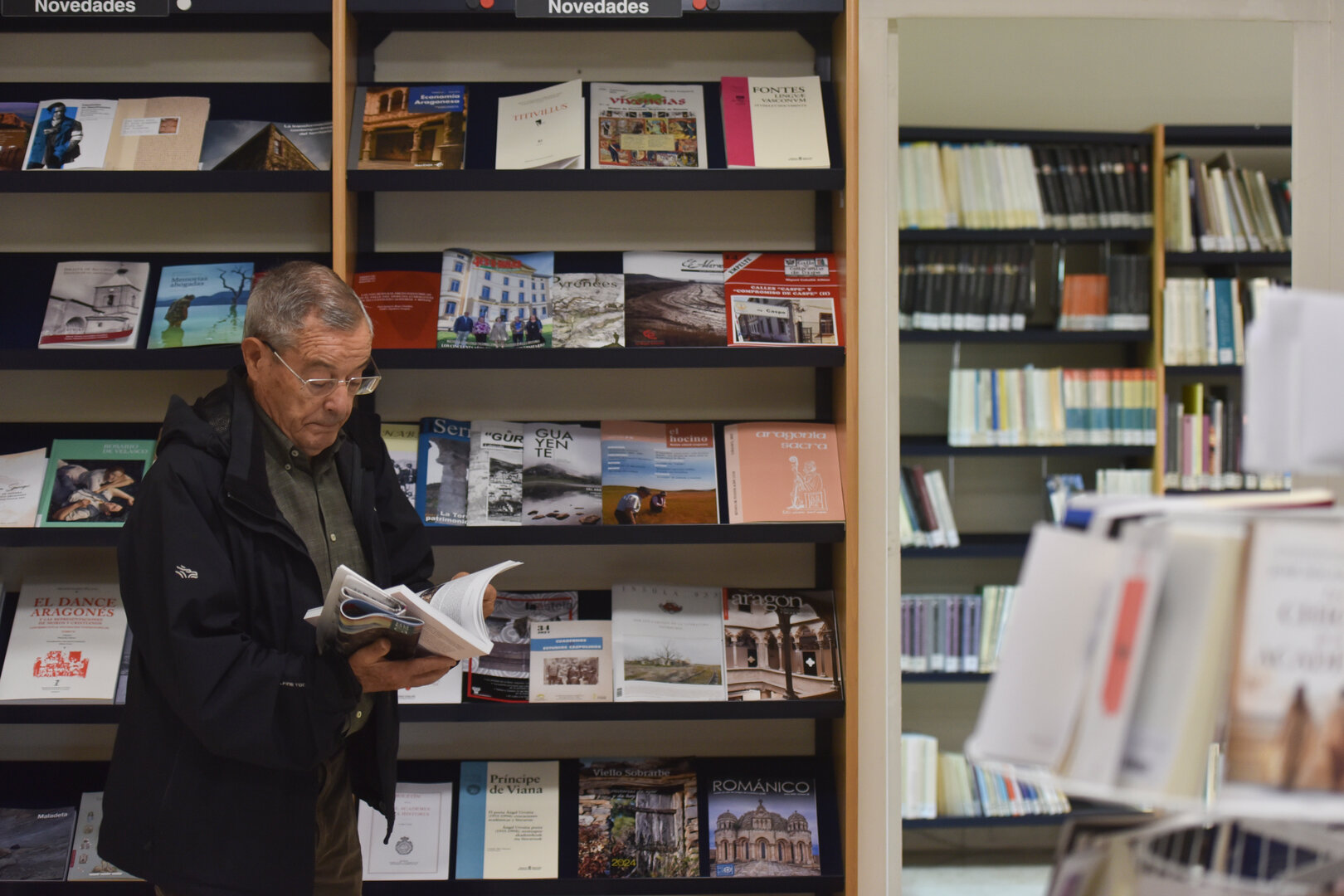 La biblioteca del IEA cuenta con más de 70.000 volúmenes y es de acceso público. / Verónica Lacasa