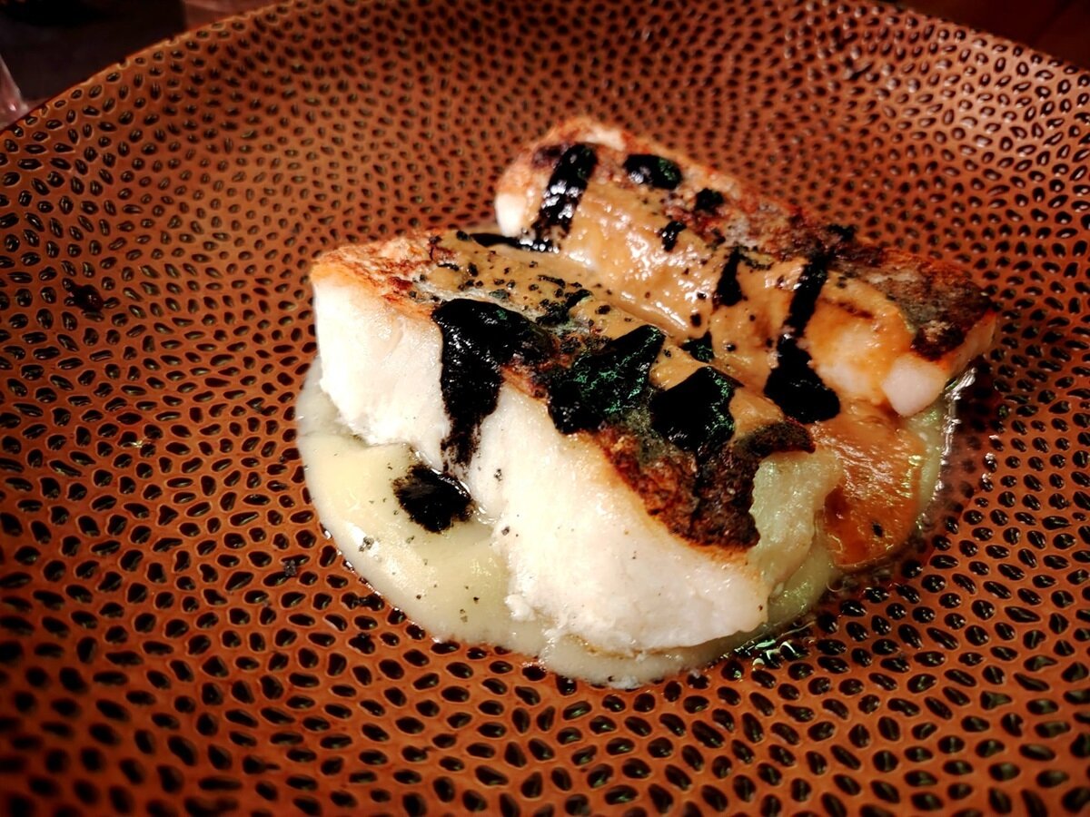 Merluza a la brasa con salsa de mejillones / HA