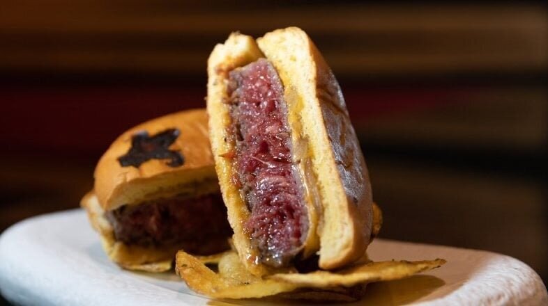 Las hamburguesas de Alex Viñal tienen un inconfundible sabor a ahumado / Nolasmoske