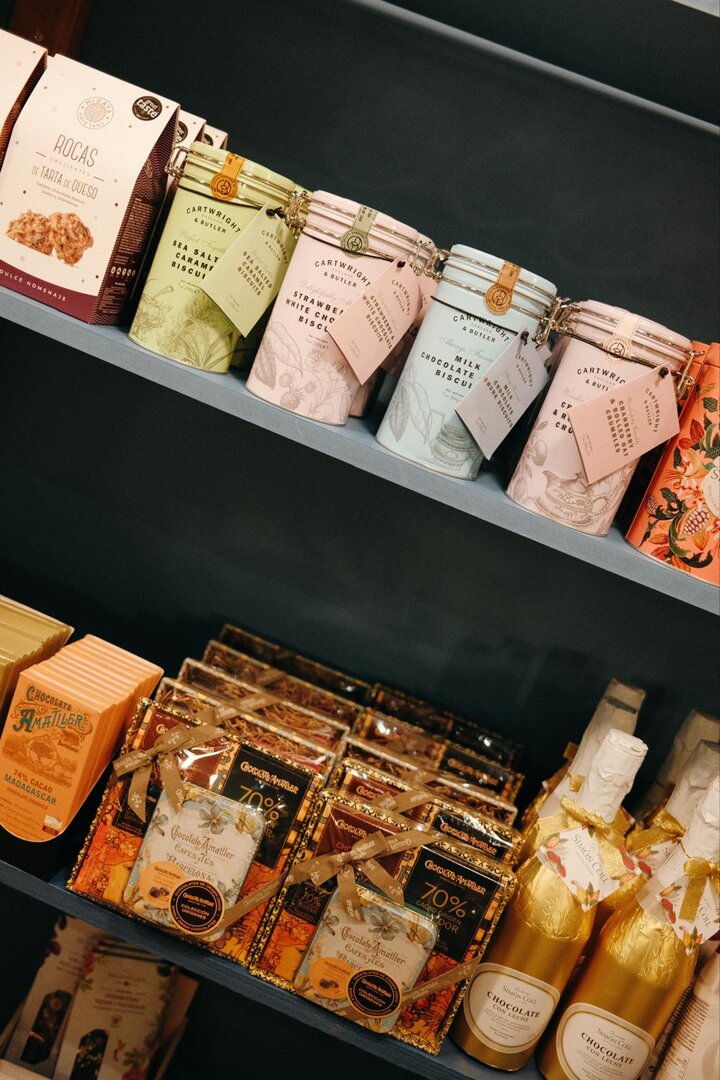 En el ultramarinos hay una cuidada selección de productos gourmet