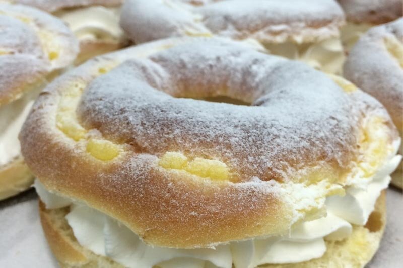 Los roscones de nata son los más demandados / Pastelería Nava