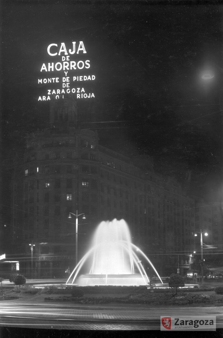 La plaza de Paraíso en los años 60, con el anuncio y la fuente luminosa / Ayto. de Zaragoza