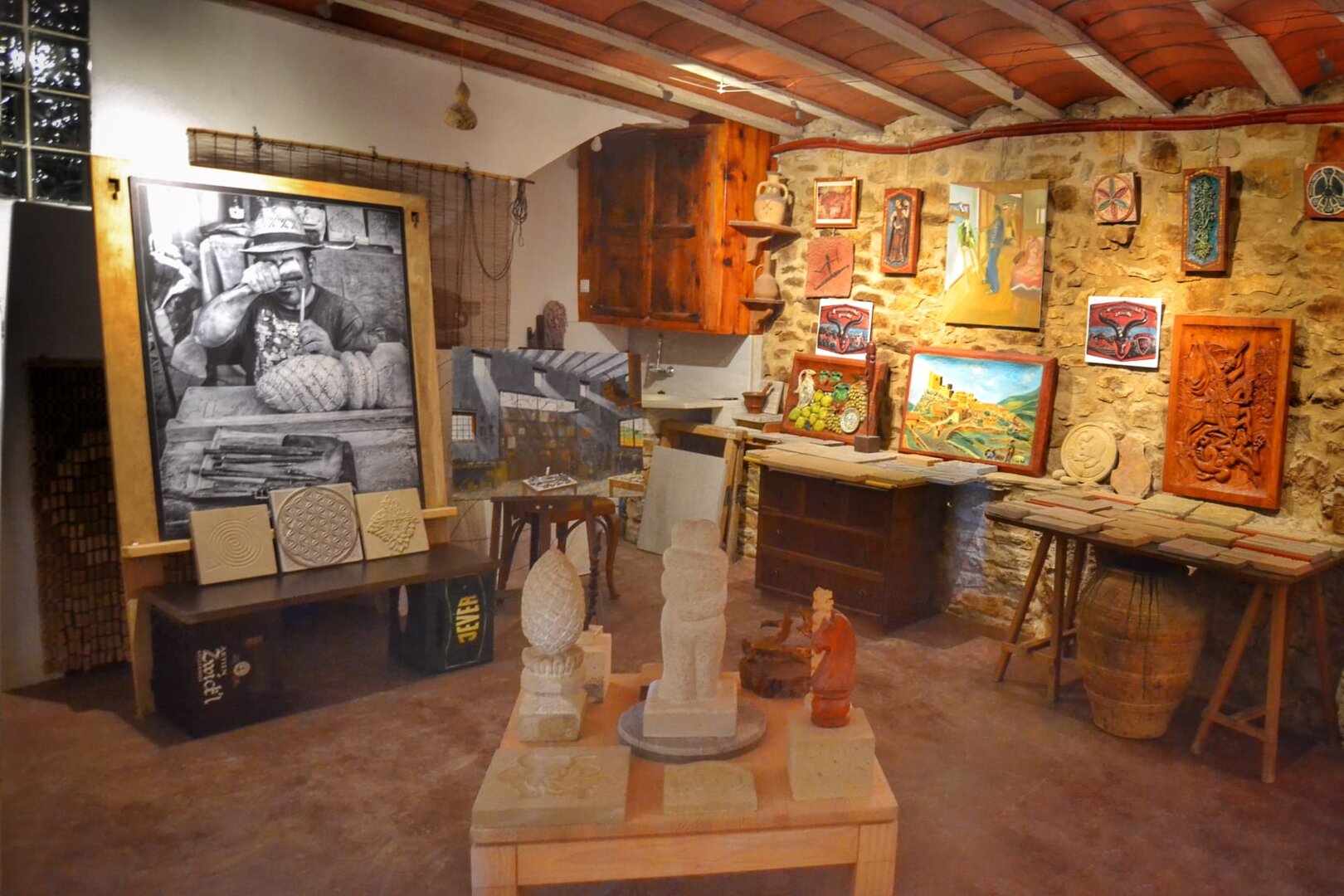 En 2006. Gregorio abrió un taller para trabajar la piedra de forma artesanal en su Puertomingalvo natal. / HA