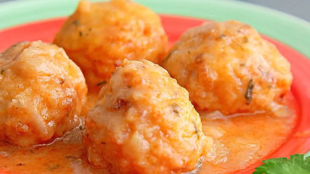 Albóndigas de bacalao con salsa de tomate