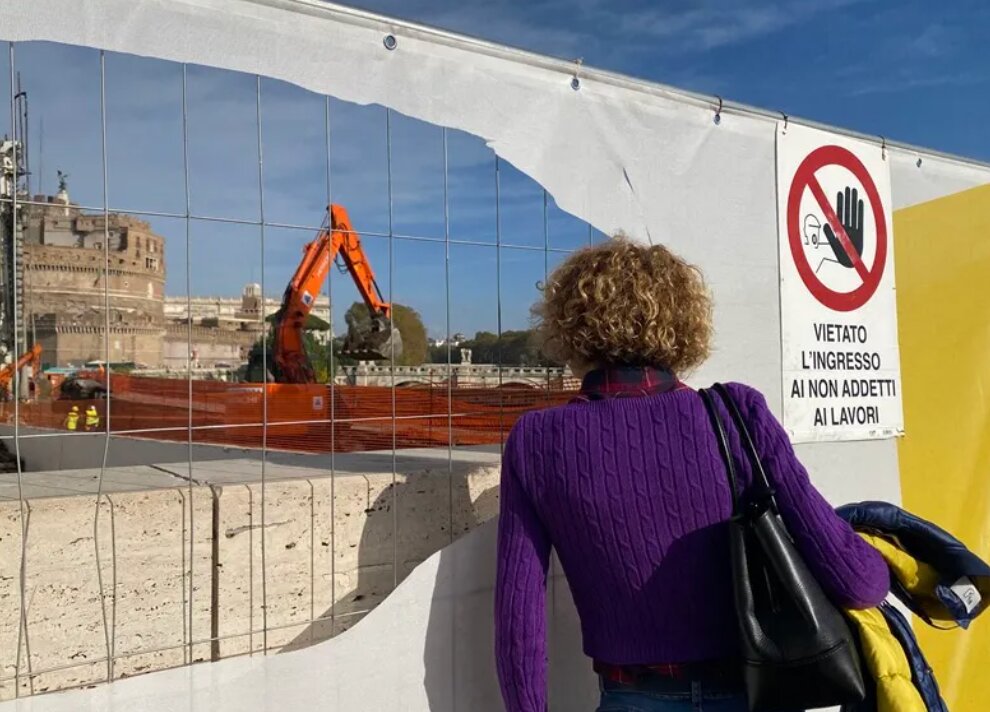 Una turista se asoma a una de las obras con el Castillo de Sant Angelo de fondo / EFE
