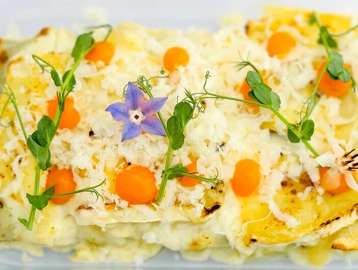Canelones de espinacas, queso brie y queso contée