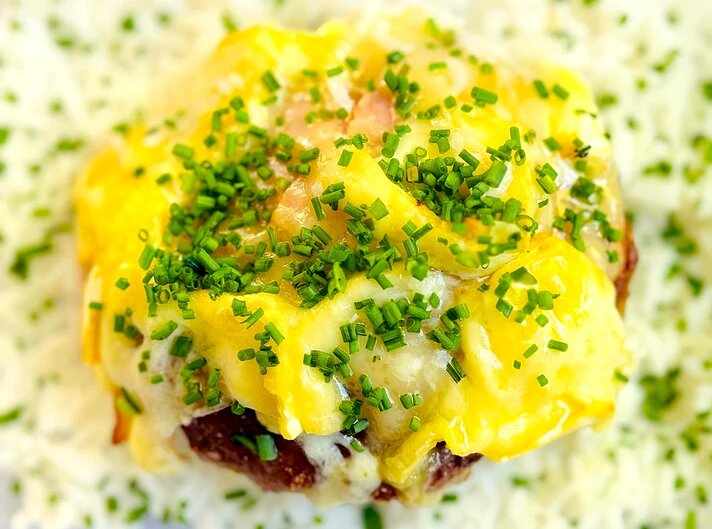 Hamburguesa con bacon, queso brie y arroz