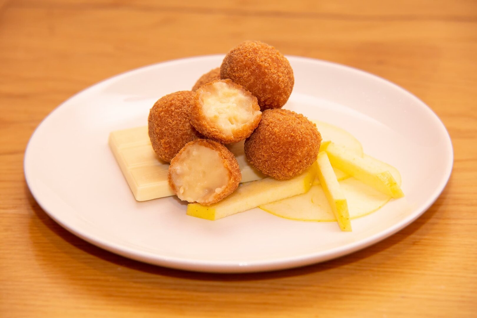 Croqueta de chocolate blanco con manzana. CROQUETARTE