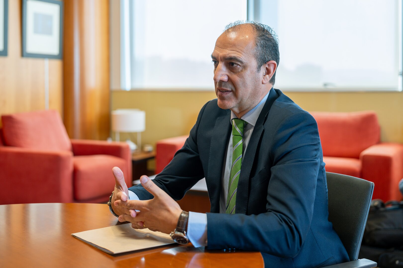 El consejero de Sanidad, José Luis Bancalero, durante la entrevista en su despacho