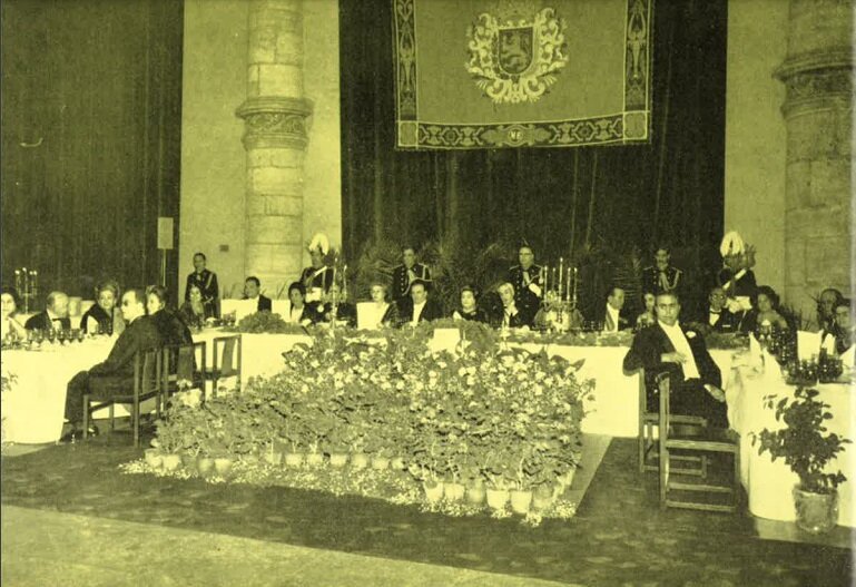 La presidencia de la gala, entre flores y columnas / Ayto. de Zaragoza