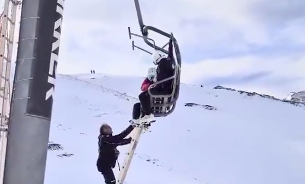 Una de las imágenes de la evacuación de un telesilla en Astún / Cedida