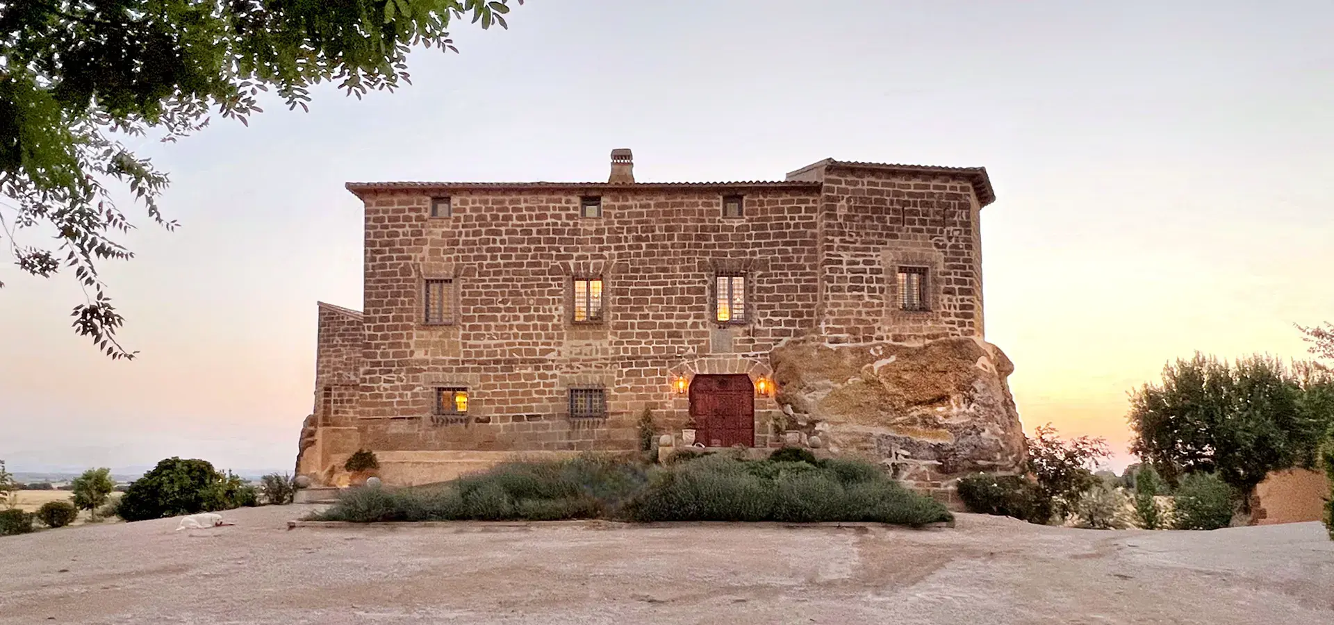 Un lugar que combina historia, naturaleza y exclusividad / Castillo de Corvinos