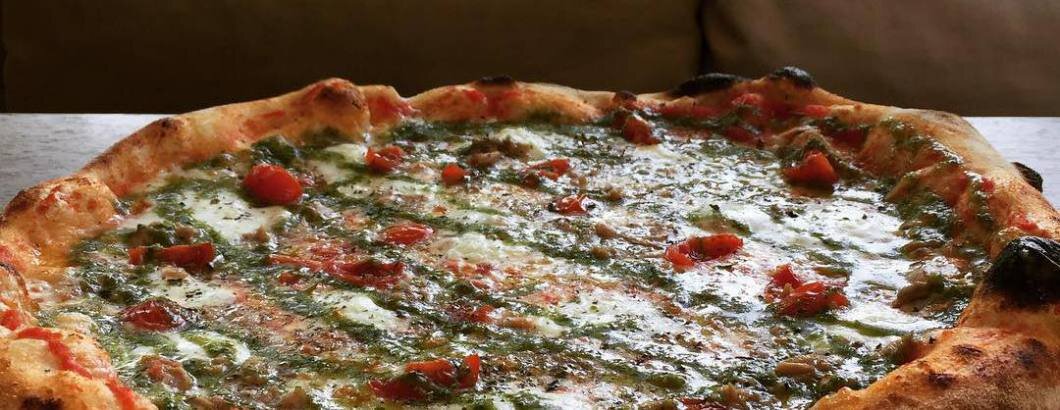 Pizza tomate y pesto Il Bucco.