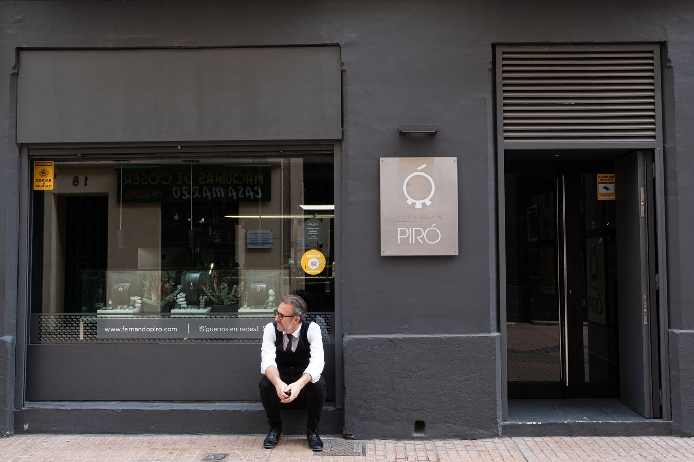 El orfebre, en la fachada de su tienda taller