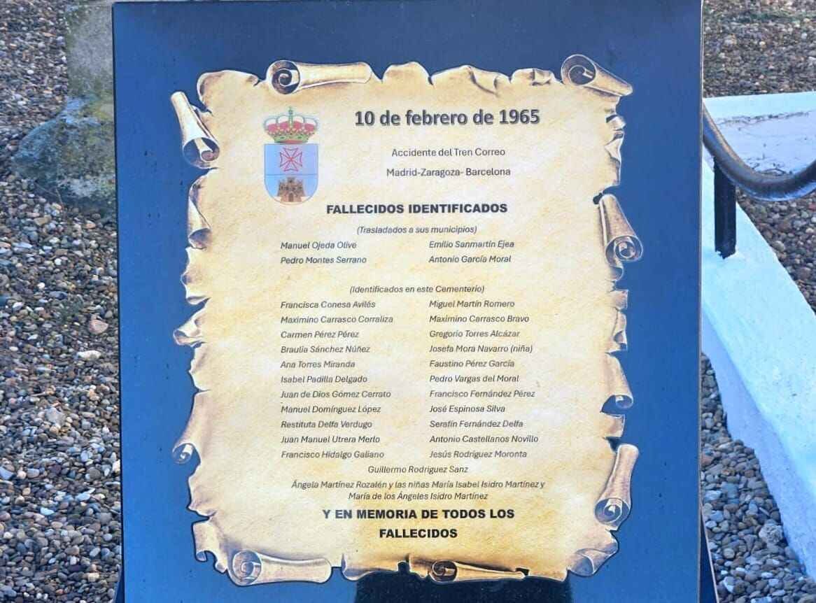 Placa con los nombres de los fallecidos colocada en el cementerio de Grisén. / HA