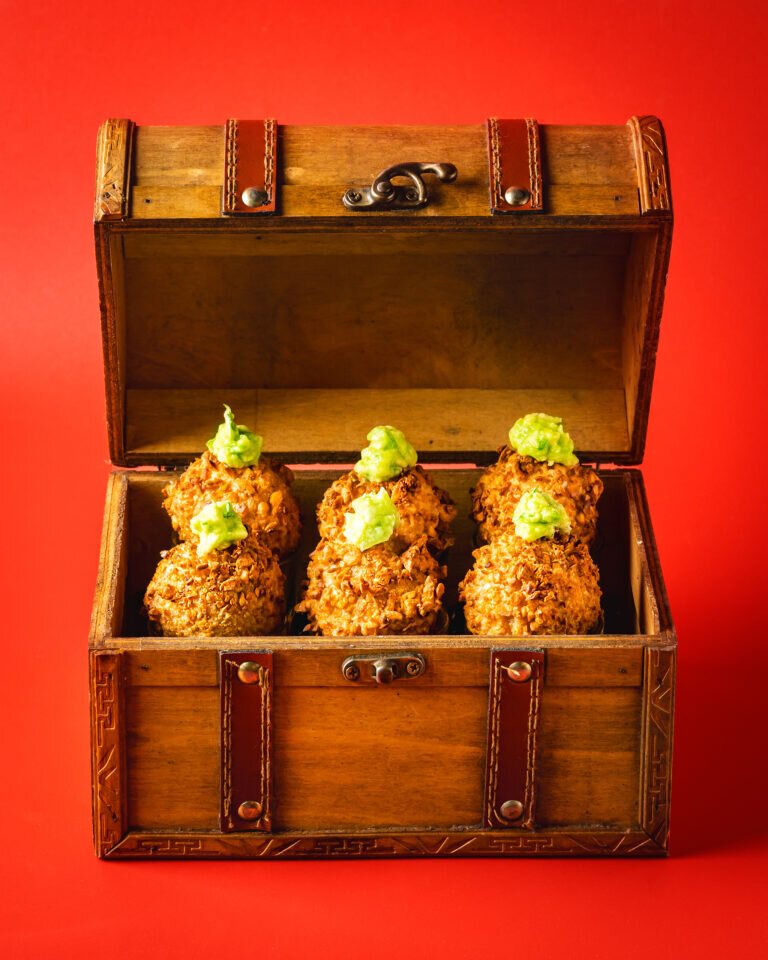 Bombones crujientes de longaniza de Graus, con relleno de cebolla caramelizada y topping de guacamole casero