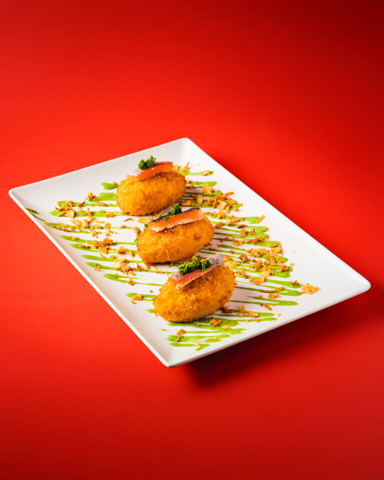 Niguiri-croqueta de kimchy, trucha pirenaica marinada, mayo de chile y crujiente de cebolla.