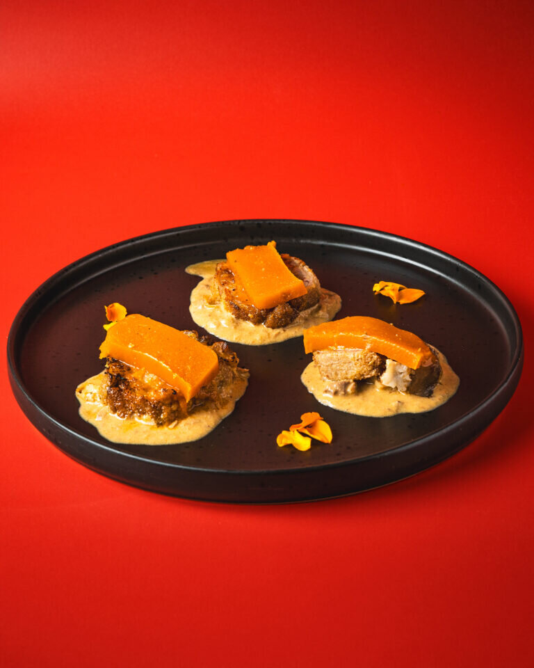 Manitas de cerdo de Teruel rellenas de Ternasco al estilo Korma con diferentes masalas indias (combinación de especias).