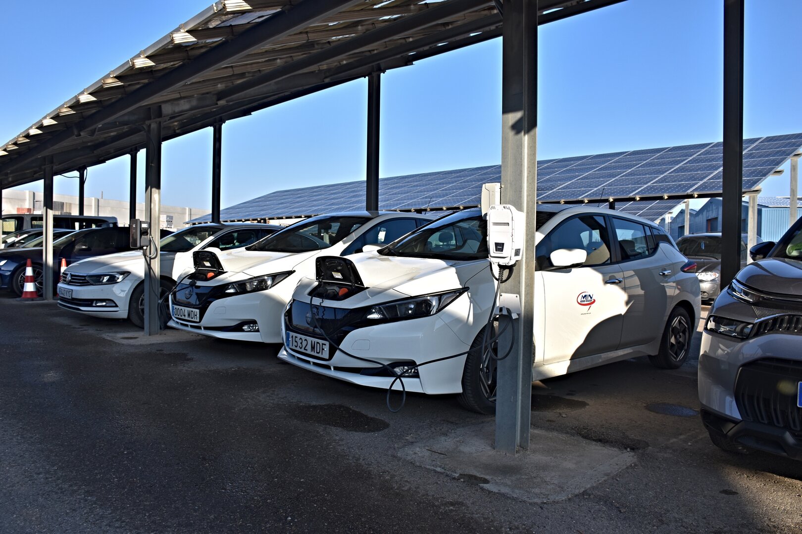 Carga de coches eléctricos en el Centro de Producción del Grupo MLN en Bárboles (Zaragoza)