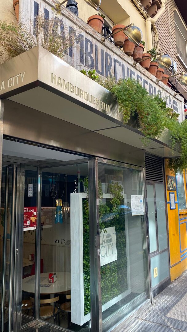 Fachada de la hamburguesería La City, en la calle Pilar Lorengar 9