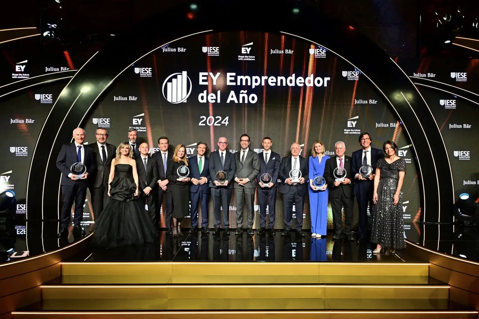 Jorge Costa, en el centro, con el resto de premiados en los Premios Emprendedor del Año EY 2024. / EY