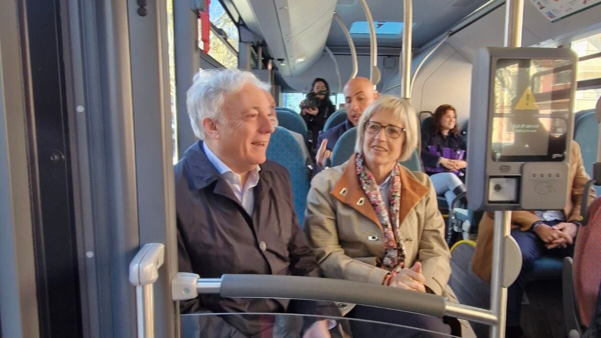 Octavio López, consejero de Transporte; y María Jesús Sariñena, alcaldesa de Utebo, en la inauguración de la línea 700 de bus.
