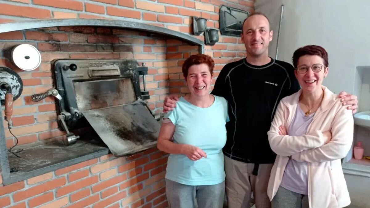Antonio Mendiara y dos de sus tres hermanas, en el horno de Ansó. / HA