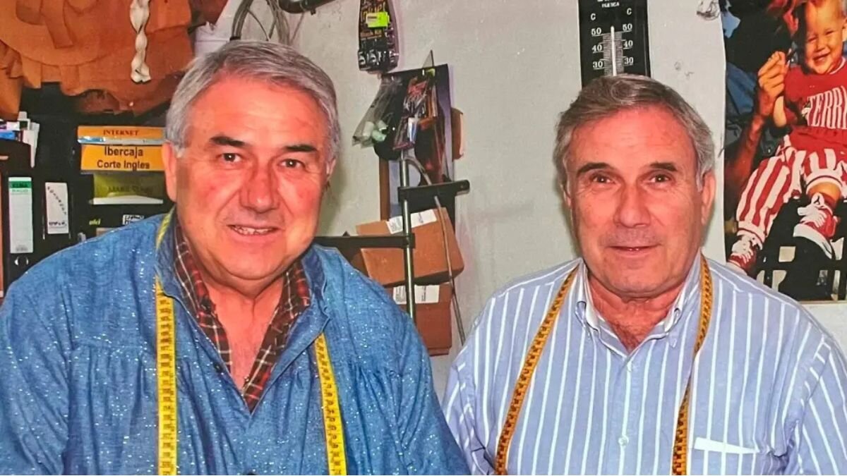 Los hermanos Fernando (izquierda) y José María Casbas, en la sastrería de Bolea. / HA