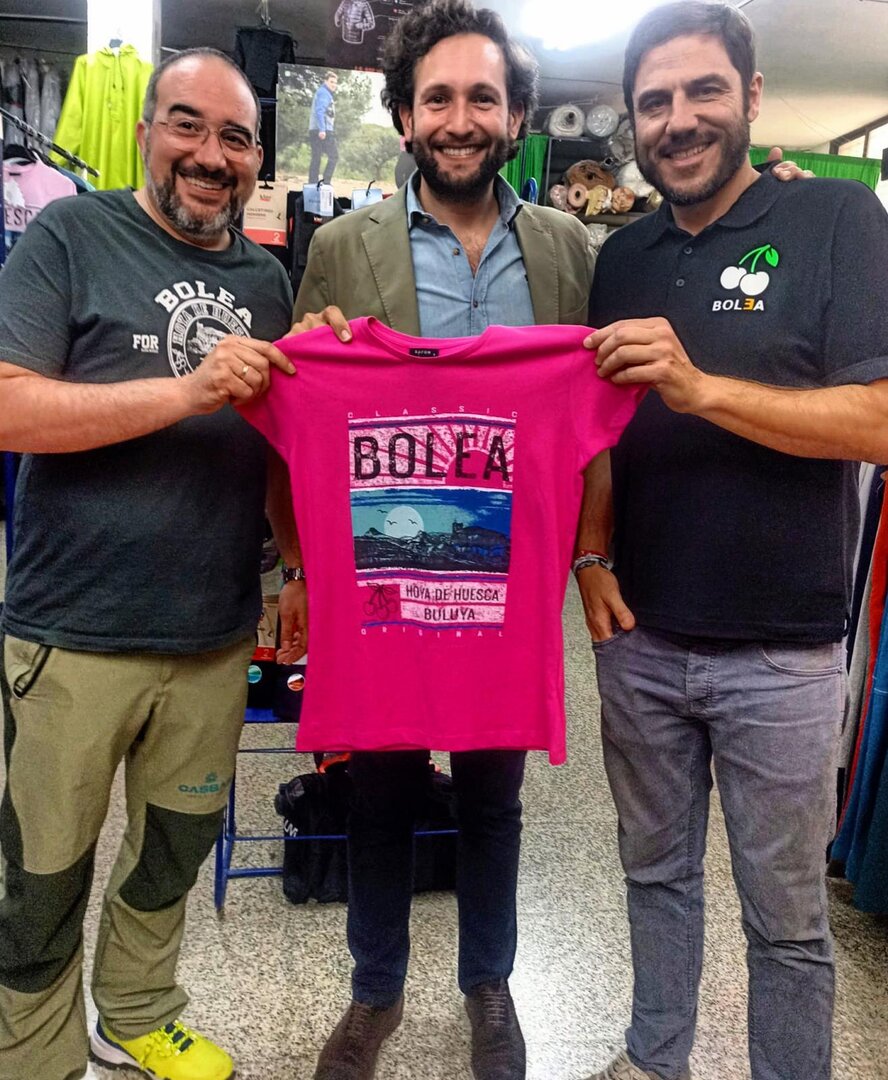 Fernando Casbas (izquierda) y su primo Jesús (derecha), con Isaac Claver, presidente de DPH. / HA